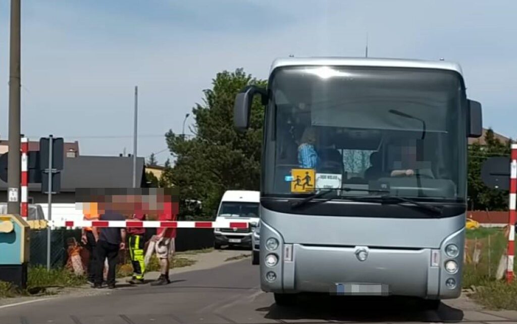 Niebezpieczny manewr zarejestrował jeden z kierowców (kadr z filmu)