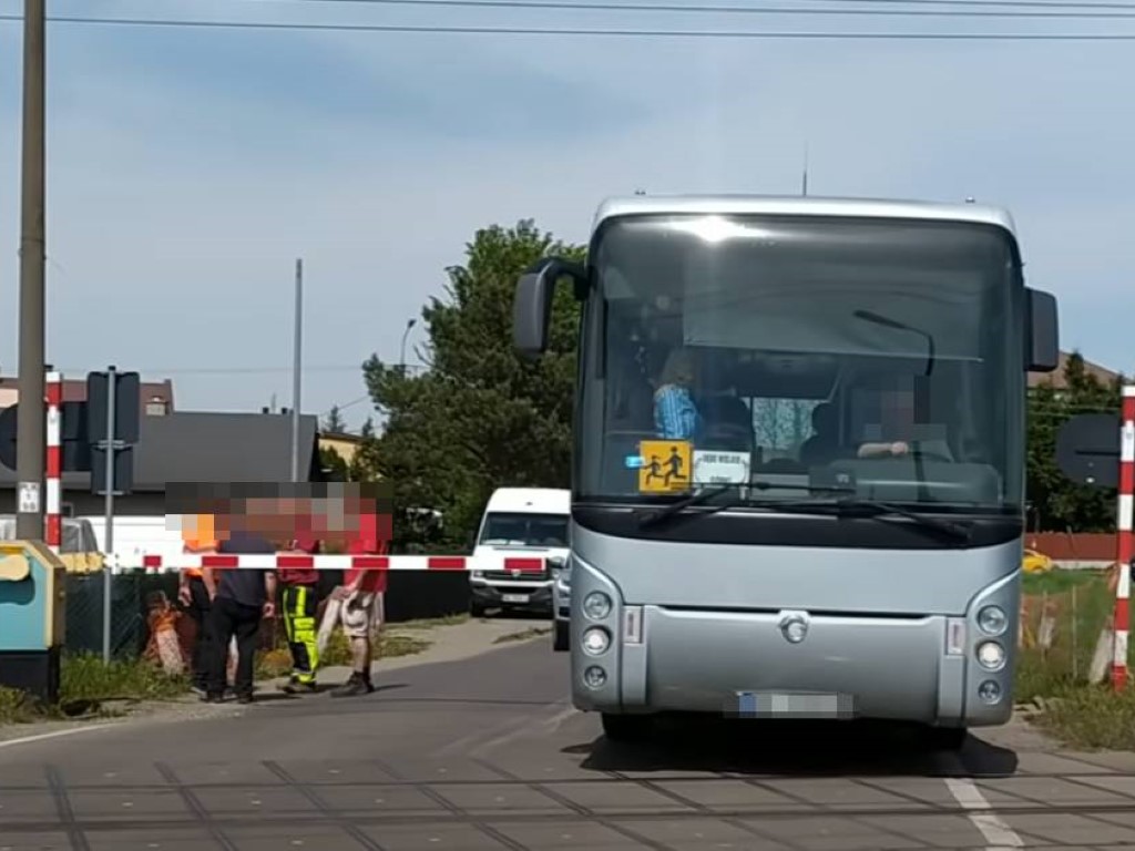 Niebezpieczny manewr zarejestrował jeden z kierowców (kadr z filmu)