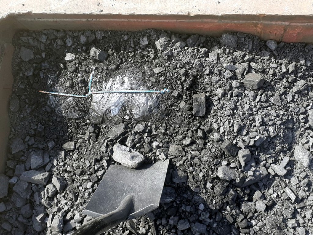 Nielegalne papierosy ukryte były w wagonach z węglem (fot. KAS Podlasie)