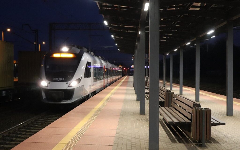 Zwiększenie bezpieczeństwa podróżnych i mniejsze zużycie energii oraz ograniczenie emisji CO2 – takie efekty ma przynieść testowany w Gdyni i Cieplewie system zarządzania oświetlaniem obiektów kolejowych. (fot. Adam Zaleski / PKP PLK)