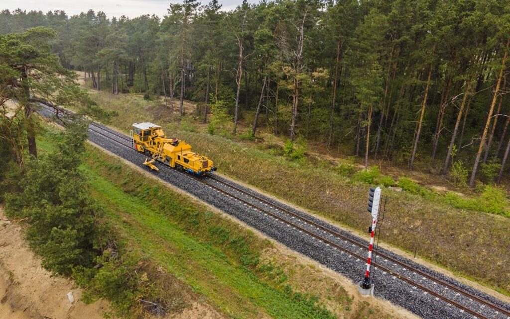 Podbijarka wyrównuje tor (fot. Łukasz Brylowski / PKP PLK)