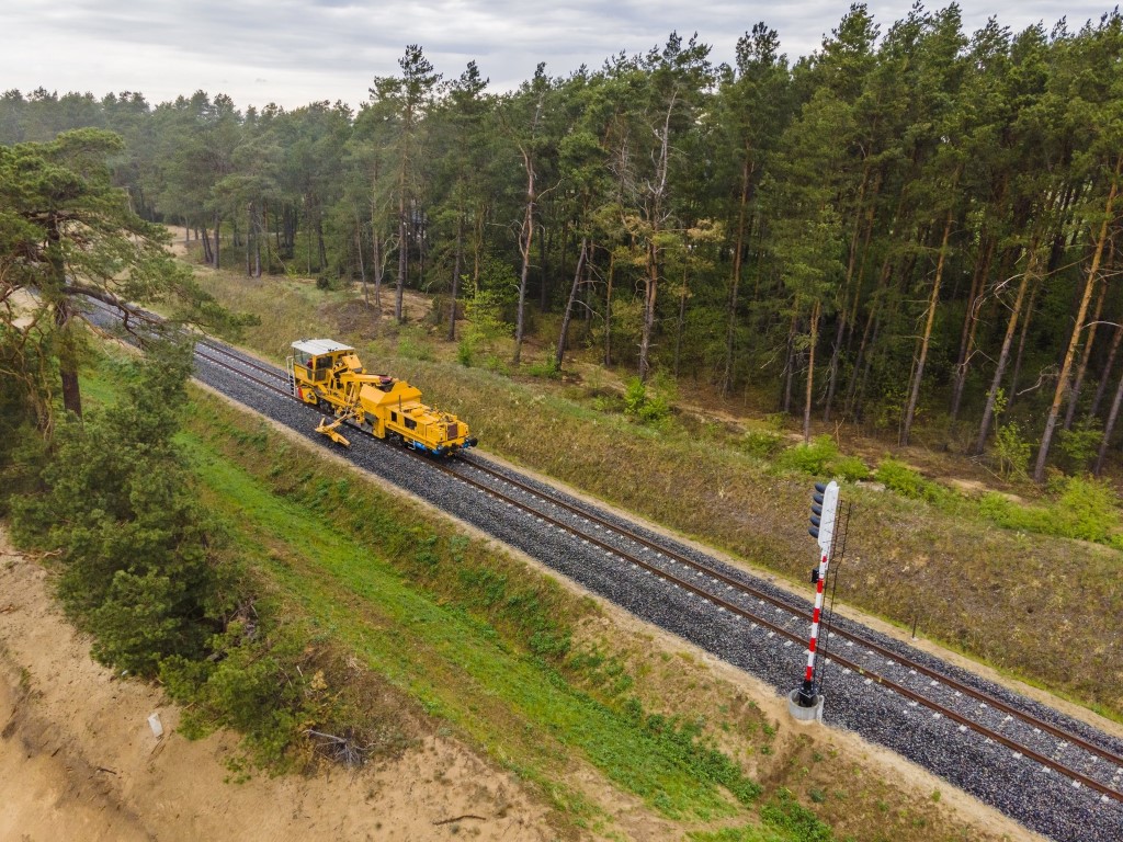 Podbijarka wyrównuje tor (fot. Łukasz Brylowski / PKP PLK)