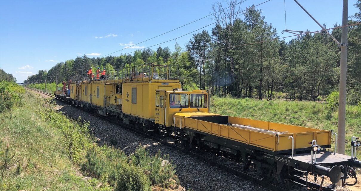Wymiana sieci trakcyjnej na odcinku Radom - Radzice (fot. Sebastian Stróżyk / PKP PLK)