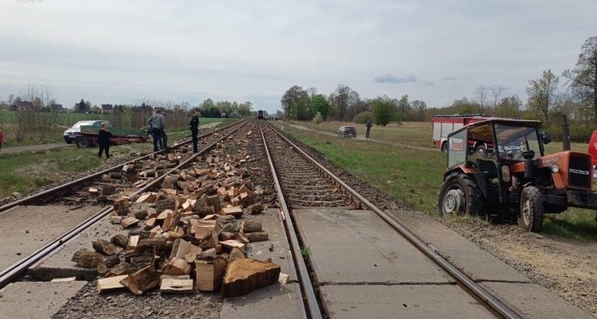Po wypadku na tory wysypało się drewno (Fot. KM PSP Gorzów Wlkp.)