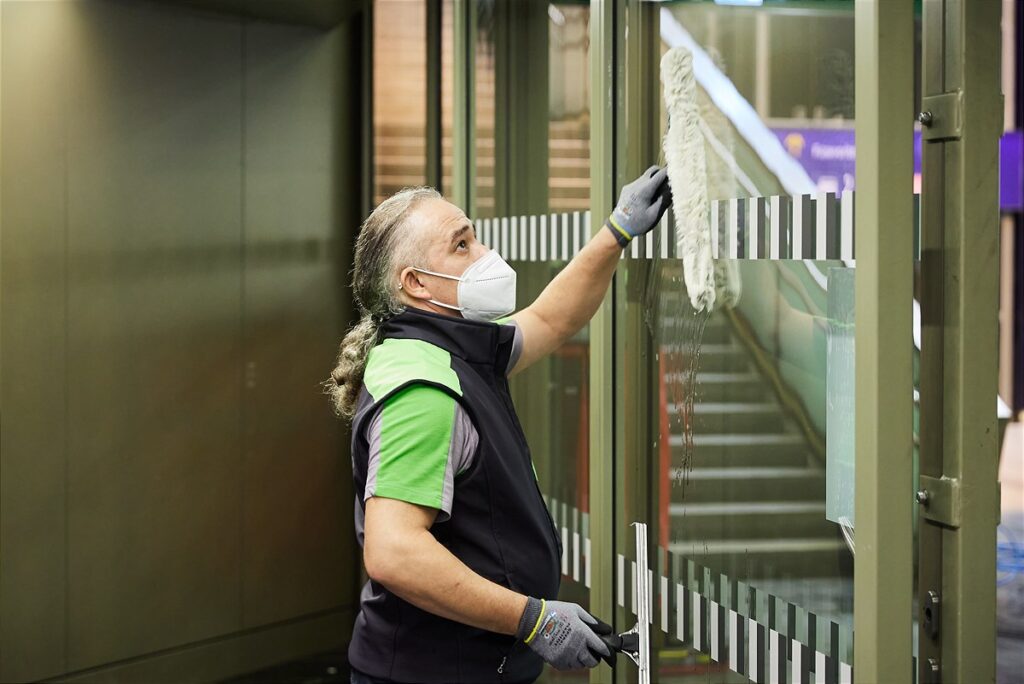 Wiosenne porządki na stacjach i przystankach w Austrii (fot. ÖBB-Roland Rudolph)