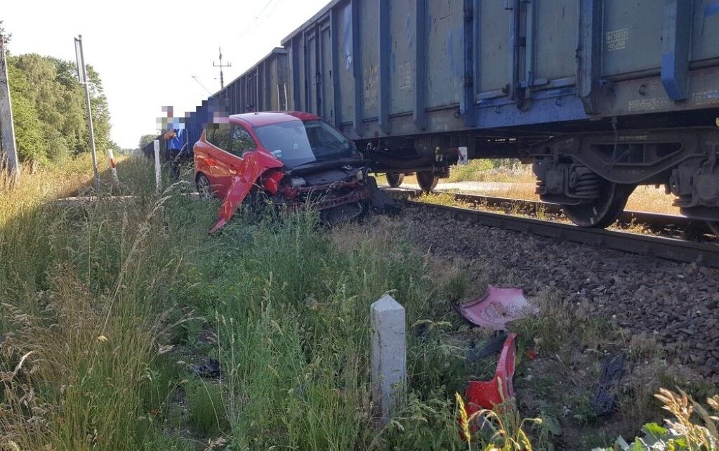 Samochód osobowy uderzył w wagon jadącego pociągu (fot. KPP Szczecinek)
