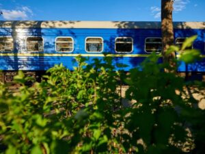 Jeden z wagonów mieszkalnych w Irpieniu (fot. Ukrzaliznytsia)