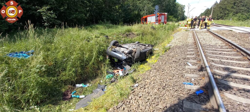 Po zderzeniu z pociągiem pasażerskim samochód osobowy spadł z nasypu kolejowego (fot. OSP Kórnik)