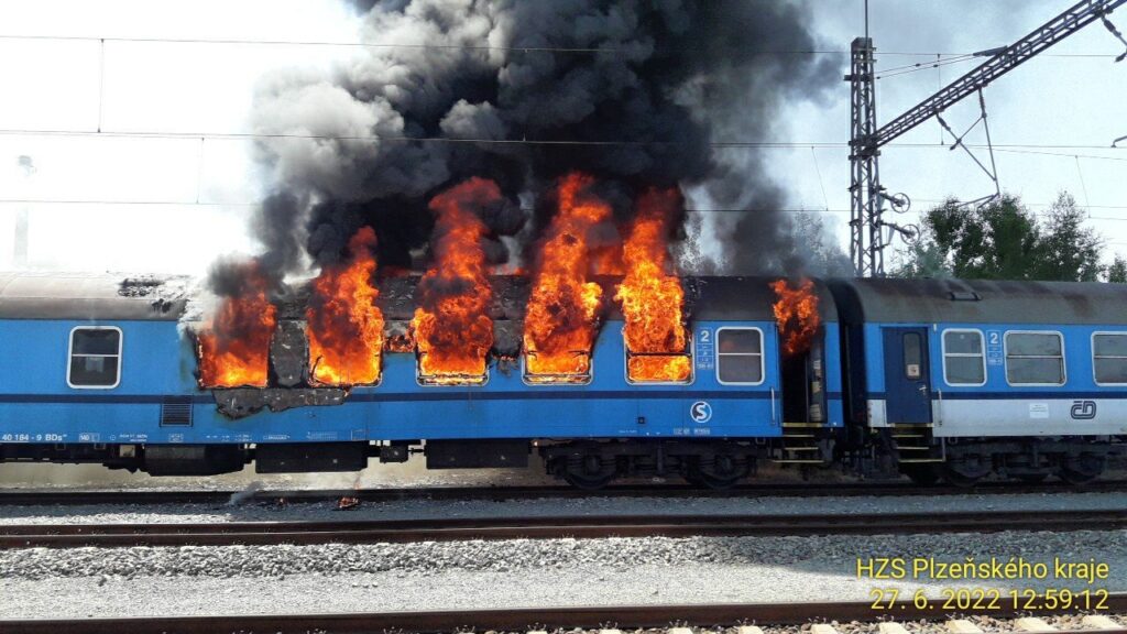 Pożar w wagonie pociągu należącym do Kolei Czeskich (fot. HZS plzeňského kraje/Facebook)