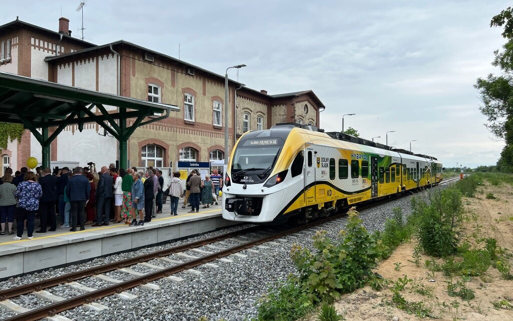 Pociąg hybrydowy Kolei Dolnośląskich w Sobótce (fot. KD)