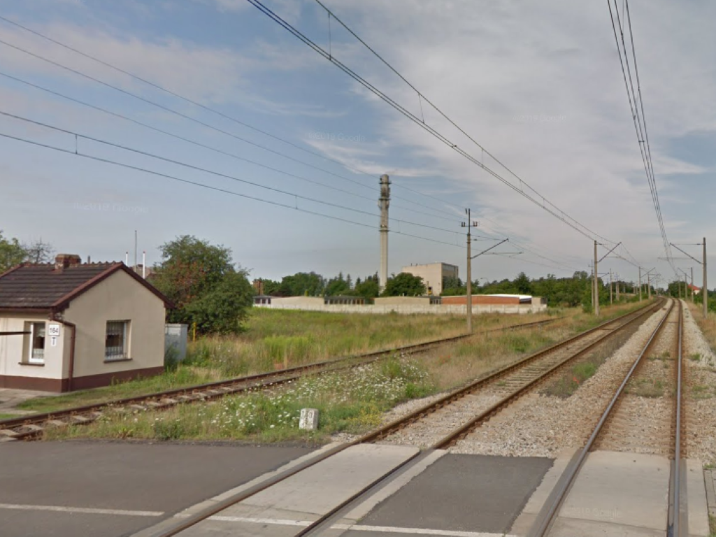 Do wypadku doszło w okolicy przejazdu kolejowego w na ul. Koźmińskiej w Krotoszynie (fot. Google Maps)