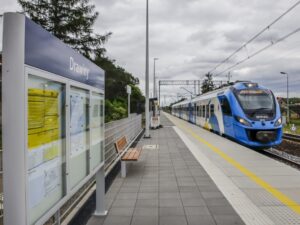 Pociąg przy nowym peronie na przystanku Drawiny (Fot. Łukasz Bryłowski / PKP PLK)