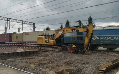 Maszyna wkopuje w ziemię akt erekcyjny dot. budowy nowego wiaduktu w Gałkowie (fot. Rafał Wilgusiak / PKP PLK)