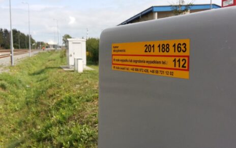 Żółta naklejka na przejeździe kolejowym (fot. PKP PLK)