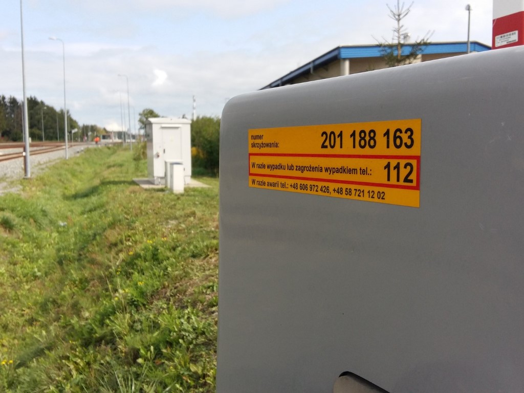 Żółta naklejka na przejeździe kolejowym (fot. PKP PLK)