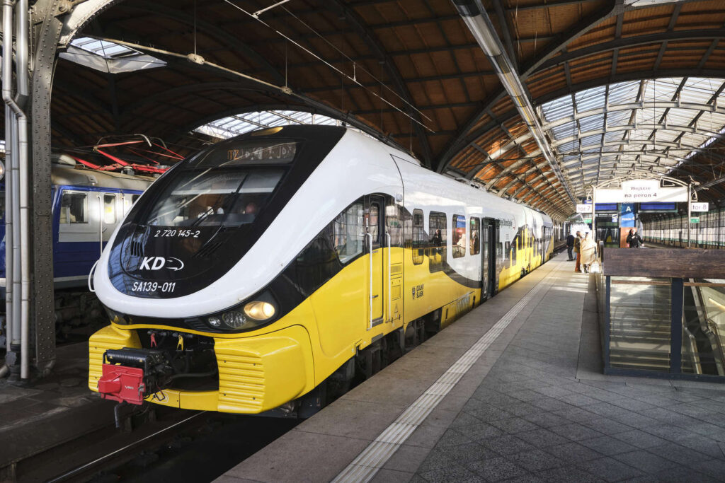 Pociąg Kolei Dolnośląskich na dworcu Wrocław Główny (Fot. KD)