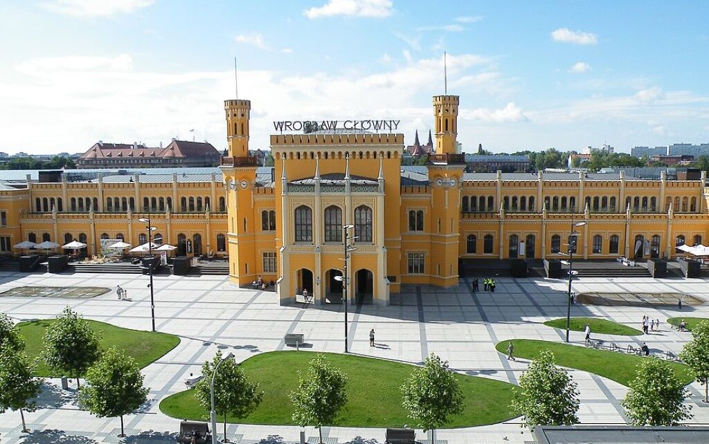 Dworzec Główny we Wrocławiu (fot. Flyz1 / Wikimedia Commons)