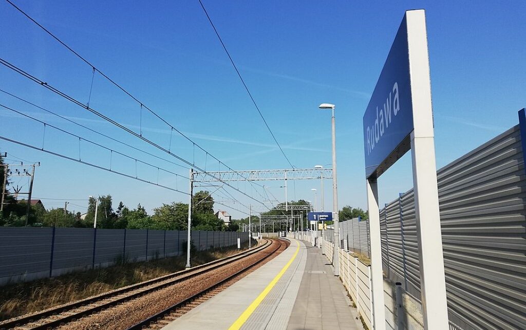 Stacja kolejowa Rudawa (fot. Autorstwa Mathieu Mars - Praca własna, CC BY-SA 4.0, https://commons.wikimedia.org/w/index.php?curid=80159851)