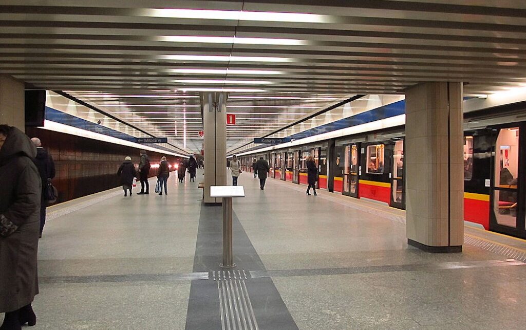 Fot. Janusz Jakubowski from Warsaw, Poland - Metro Warszawskie, CC BY 2.0, https://commons.wikimedia.org/w/index.php?curid=77977573