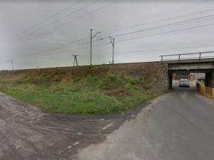 Do zdarzenia doszło na nasypie kolejowym w okolicy ul. Warszawskie Przedmieście / Józefów (fot. Google Street View)