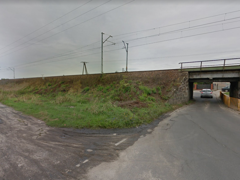 Do zdarzenia doszło na nasypie kolejowym w okolicy ul. Warszawskie Przedmieście / Józefów (fot. Google Street View)