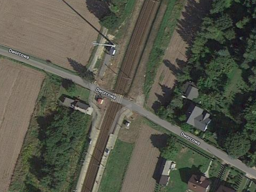 To na tym przejeździe kolejowym doszło do wypadku (fot. Google Maps)