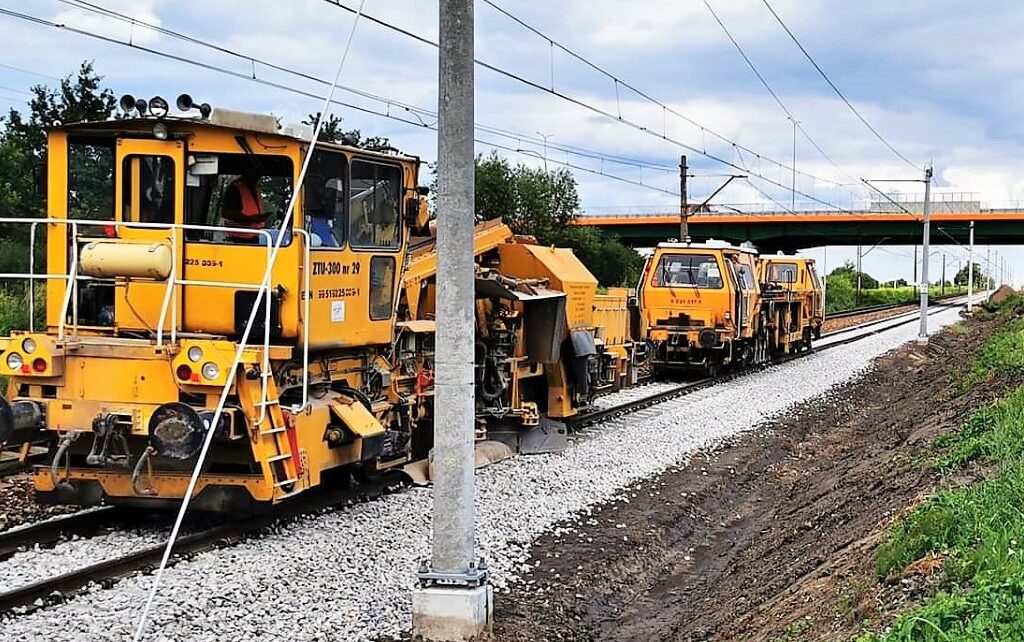 Podbijarka toru i zgarniarka tłucznia pracuje na szlaku Jedlnia Letnisko - Radom (fot. Zbigniew Majewski / PKP PLK)