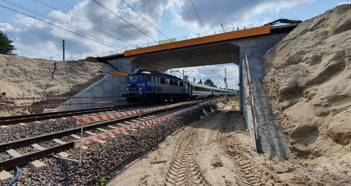 Pociąg PKP Intercity pod nowym wiaduktem w Warce (fot. Karol Jakubowski / PKP PLK)