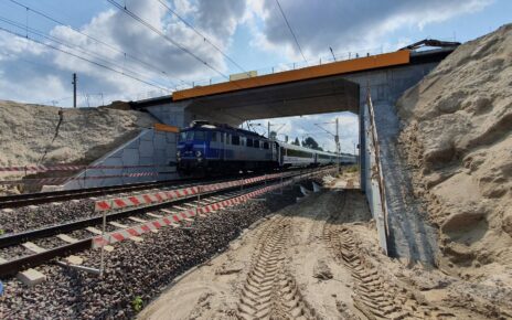 Pociąg PKP Intercity pod nowym wiaduktem w Warce (fot. Karol Jakubowski / PKP PLK)