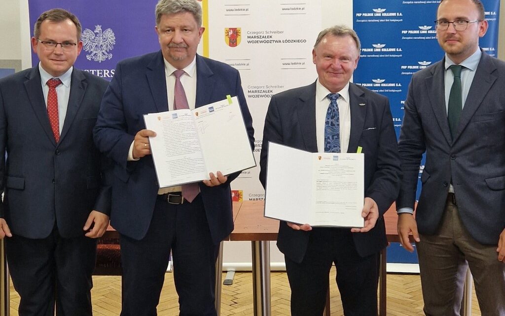Podpisanie umów w ramach programu Kolej Plus w woj. łódzkim. N zdjęciu przedstawiciele PKP PLK, Ministerstwa Infrastruktury i Urzędu Marszałkowskiego Województwa Łódzkiego (fot. Magda Janus / PKP PLK)