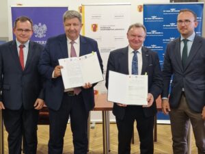 Podpisanie umów w ramach programu Kolej Plus w woj. łódzkim. N zdjęciu przedstawiciele PKP PLK, Ministerstwa Infrastruktury i Urzędu Marszałkowskiego Województwa Łódzkiego (fot. Magda Janus / PKP PLK)