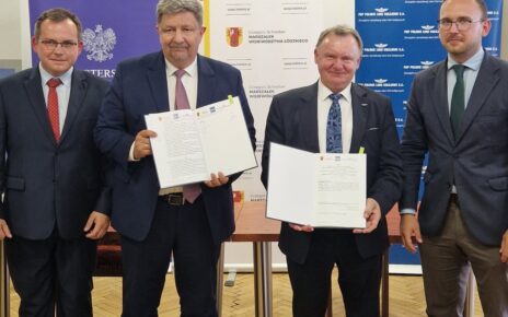 Podpisanie umów w ramach programu Kolej Plus w woj. łódzkim. N zdjęciu przedstawiciele PKP PLK, Ministerstwa Infrastruktury i Urzędu Marszałkowskiego Województwa Łódzkiego (fot. Magda Janus / PKP PLK)