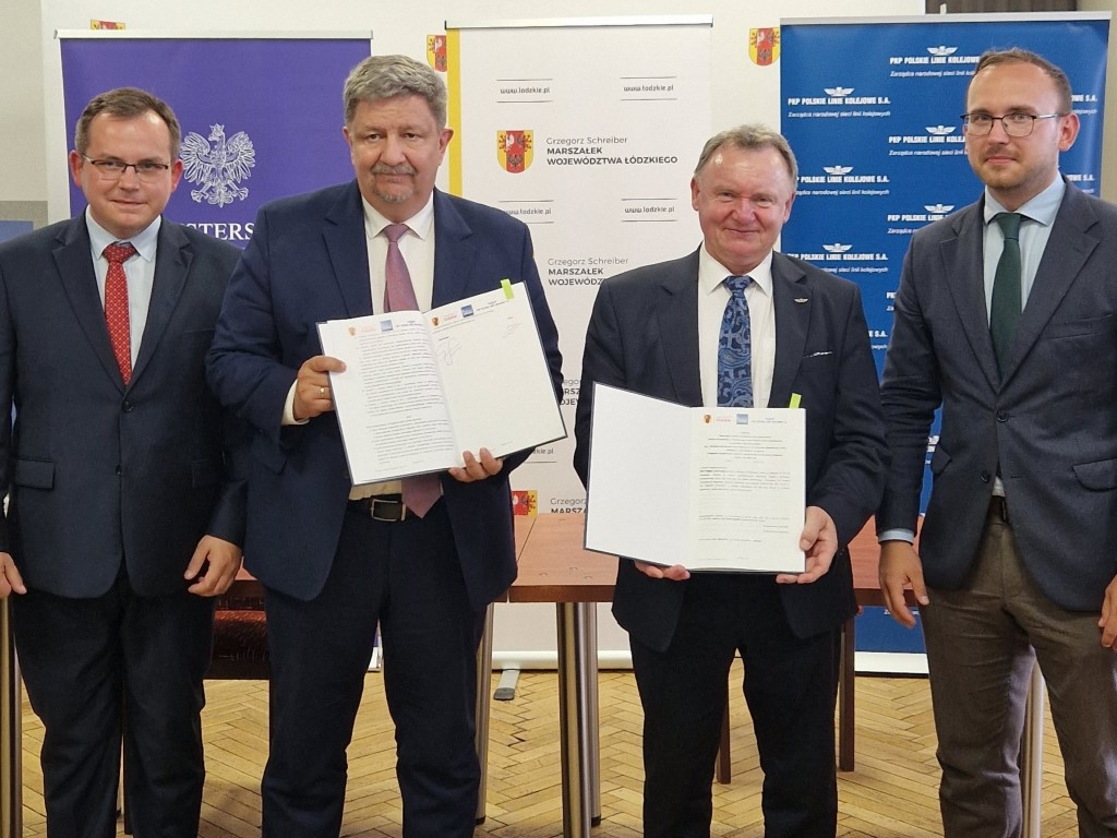 Podpisanie umów w ramach programu Kolej Plus w woj. łódzkim. N zdjęciu przedstawiciele PKP PLK, Ministerstwa Infrastruktury i Urzędu Marszałkowskiego Województwa Łódzkiego (fot. Magda Janus / PKP PLK)