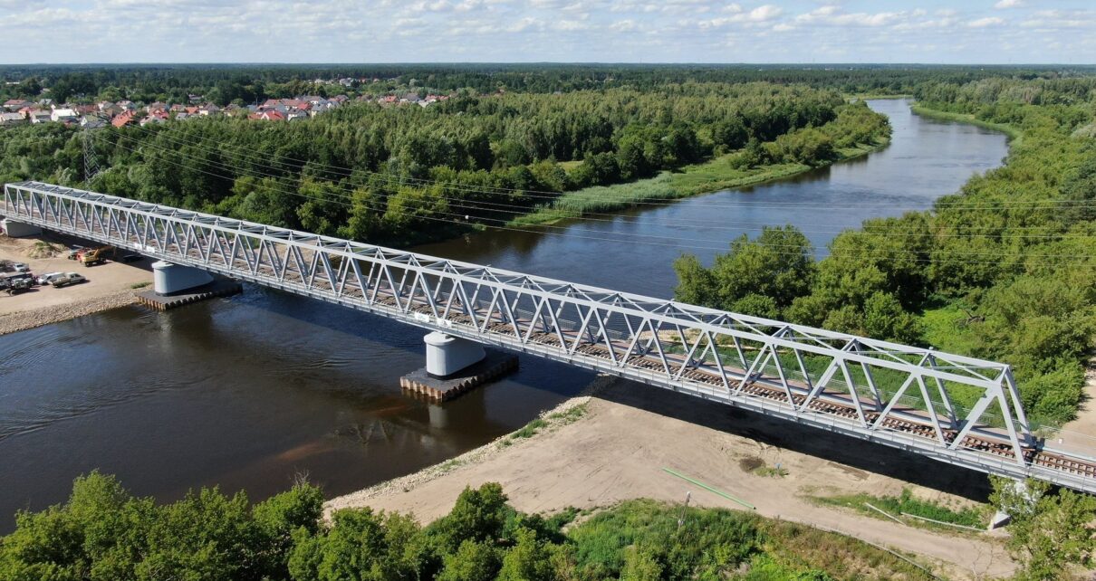 Widok z lotu ptaka na most kolejowy nad Narwią (fot. Szymon Grochowski / PKP PLK)