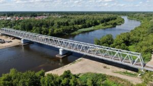Widok z lotu ptaka na most kolejowy nad Narwią (fot. Szymon Grochowski / PKP PLK)