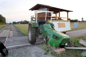 Po zderzeniu traktor wjechał w krzyż św. Andrzeja. Fot. Policja Minden-Lübbecke.