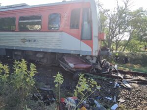 Samochód został całkowicie zmiażdżony. W oplu podróżowało 7 osób. Wszystkie zginęły na miejscu (fot. MÁV)