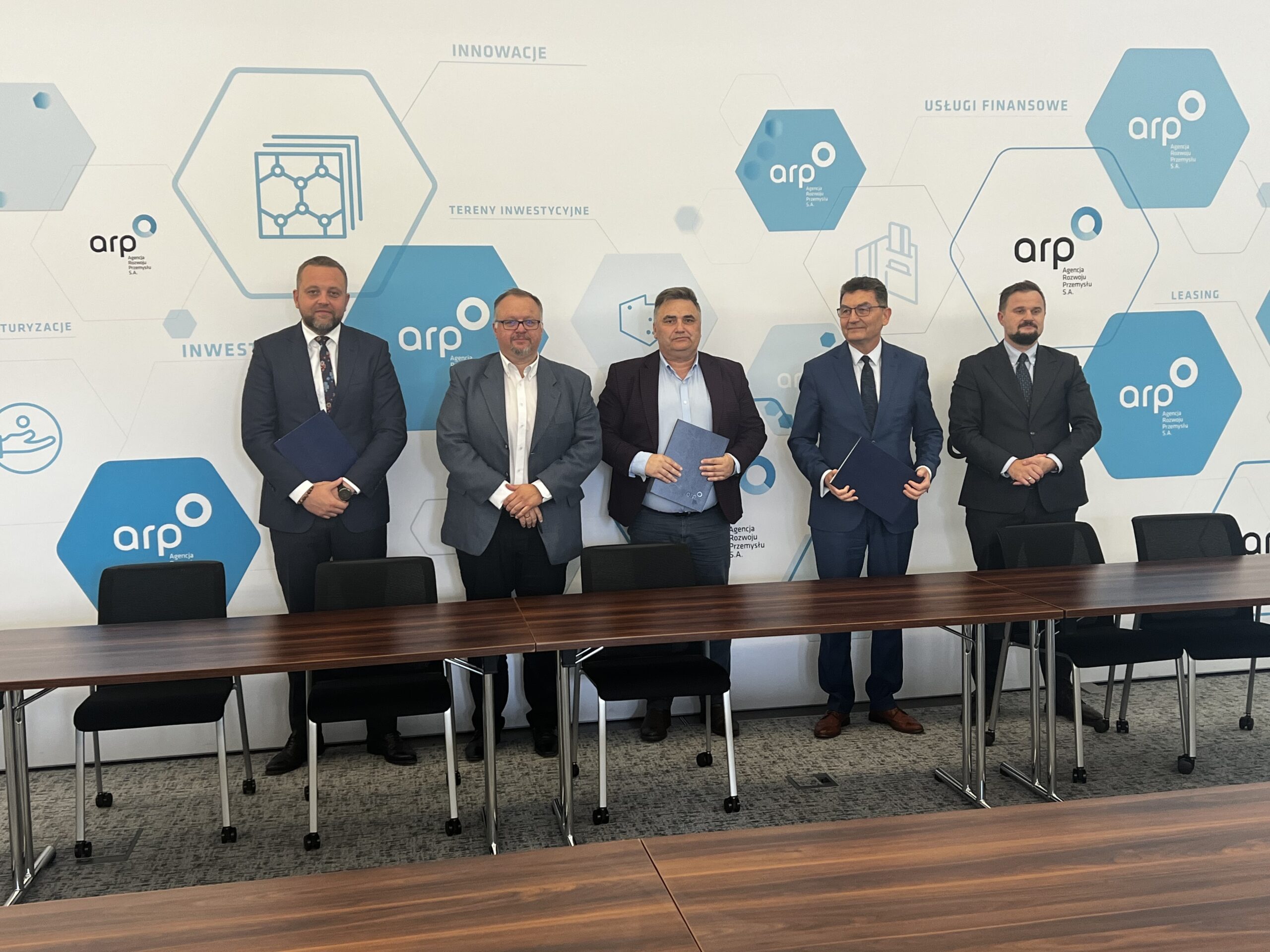 od lewej: Radosław Pacewicz - prezes PTS sp. z o.o., Jacek Rutkowski – członek zarządu PKP CARGO S.A. ds. handlowych, Dariusz Seliga - prezes PKP CARGO S.A., Cezariusz Lesisz – prezes ARP S.A., Krzysztof Michalski - wiceprezes ARP S.A.