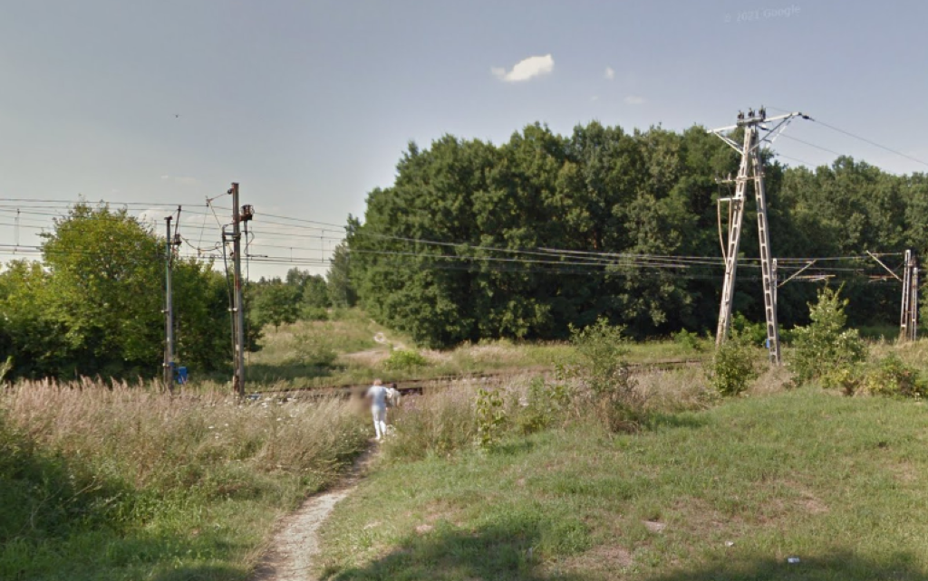 Jedno z dzikich przejść przez tory na ul. Działkowej w Koninie (fot. Google Maps)