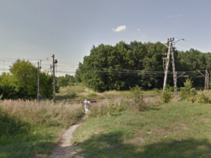Jedno z dzikich przejść przez tory na ul. Działkowej w Koninie (fot. Google Maps)
