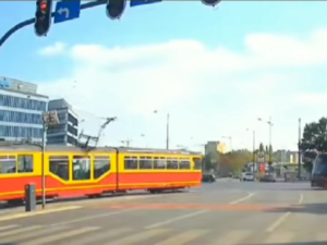 Moment urwania pantografu zarejestrował jeden z kierowców (fot. TikTok / LDZ Zmotoryzowani Łodzianie, Facebook)