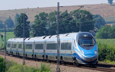 Skład PKP Intercity EIP - Pendolino (Fot. By Jakub Hałun - Own work, CC BY-SA 4.0, https://commons.wikimedia.org/w/index.php?curid=92969675)