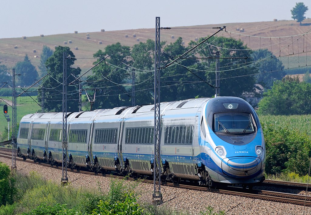 Skład PKP Intercity EIP - Pendolino (Fot. By Jakub Hałun - Own work, CC BY-SA 4.0, https://commons.wikimedia.org/w/index.php?curid=92969675)