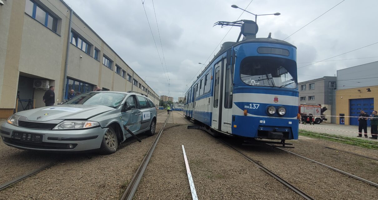 Zderzenie tramwaju z samochodem (fot. MPK Kraków)