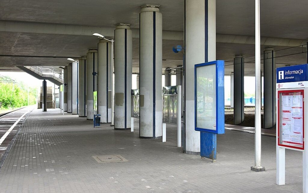 Stacja Warszawa Toruńska (fot. Autorstwa Adrian Grycuk - Praca własna, CC BY-SA 3.0 pl, https://commons.wikimedia.org/w/index.php?curid=78733061)