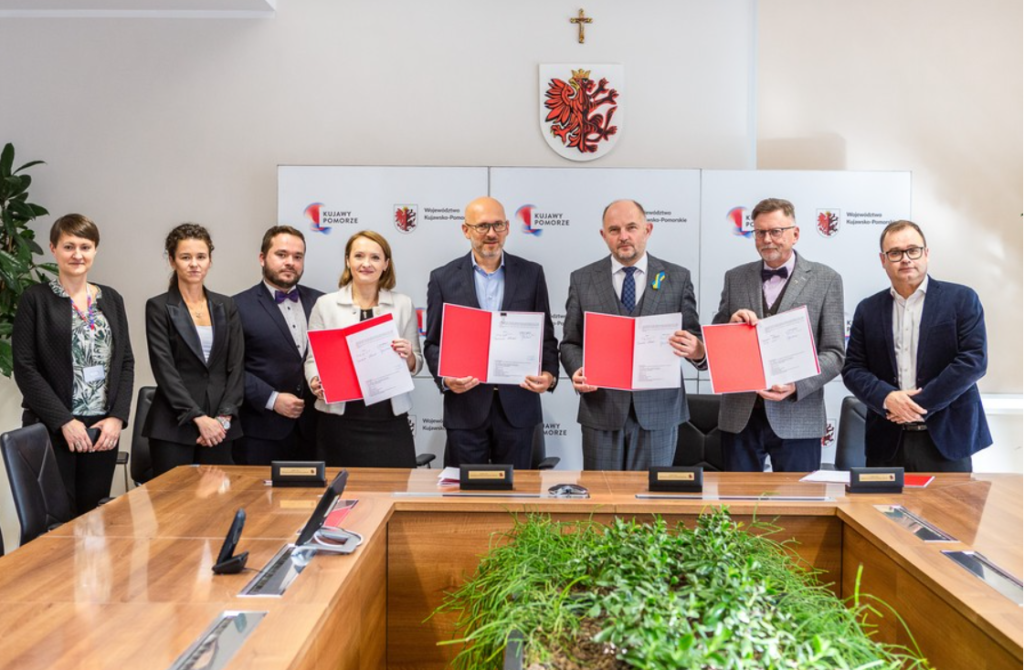 Podpisy pod umową podpisy złożyli marszałek Piotr Całbecki i wicemarszałek Zbigniew Ostrowski oraz prezes i wiceprezes Arrivy - Piotr Halupczok i Dominika Żelazek. (fot. Andrzej Goiński/UMWKP)