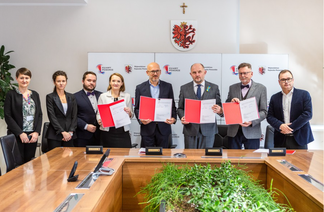 Podpisy pod umową podpisy złożyli marszałek Piotr Całbecki i wicemarszałek Zbigniew Ostrowski oraz prezes i wiceprezes Arrivy - Piotr Halupczok i Dominika Żelazek. (fot. Andrzej Goiński/UMWKP)