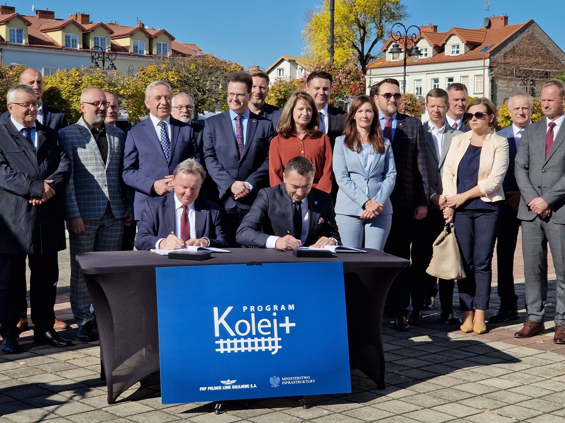 Podpisanie umowy z programu Kolej Plus przez Ireneusza Merchel, Prezesa Zarządu PKP PLK oraz Artura Krzysztofa Borkowskiego, burmistrza Serocka (fot. Magdalena Janus / PKP PLK)