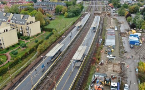 Wykonawcy pracują na przystanku Warszawa Gocławek (fot. PKP PLK)