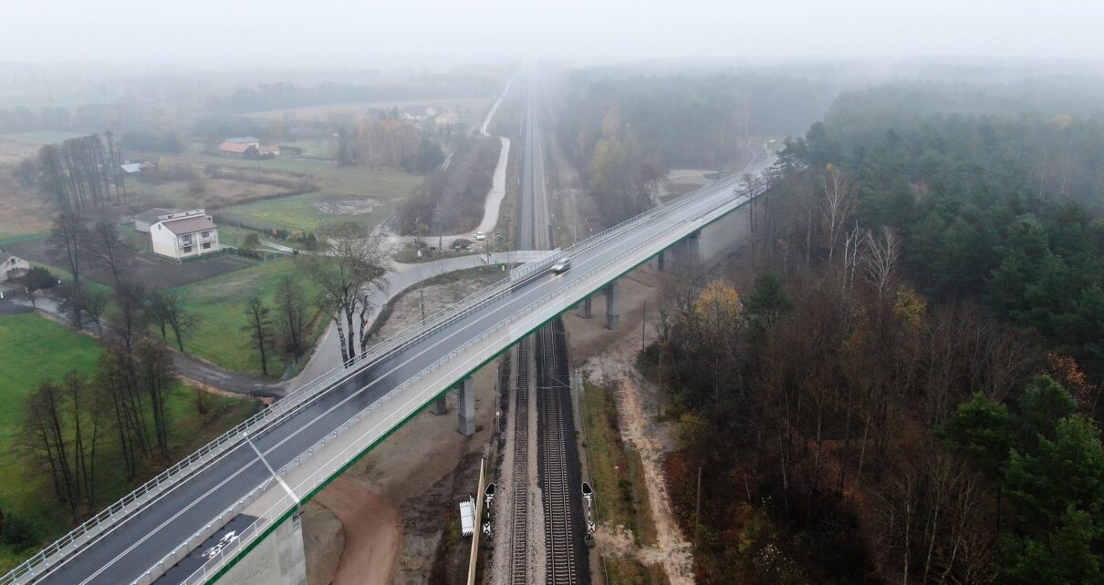 Wiadukt nad torami kolejowymi w Mokrej Wsi (fot. Artur Lewandowski / PKP PLK)